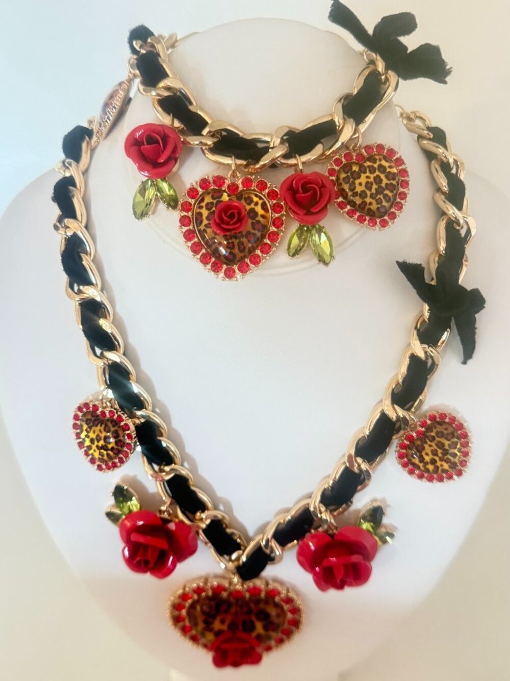 NWT BETSEY JOHNSON Rose Heart Charm Bow Necklace & bracelet set